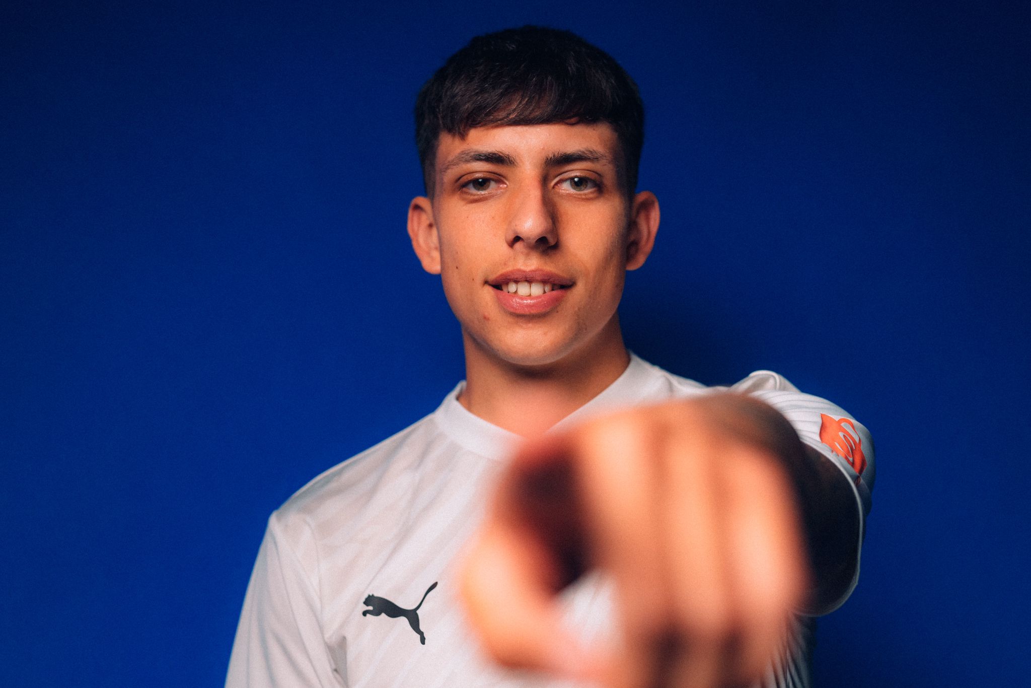 SERGIO CARMONA FIRMA SU PRIMER CONTRATO PROFESIONAL